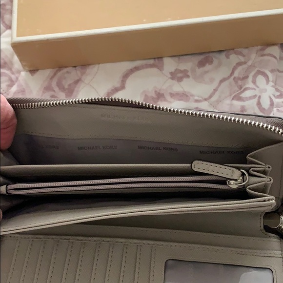 Authentic Michael Kors clutch wallet - Picture 3 of 4